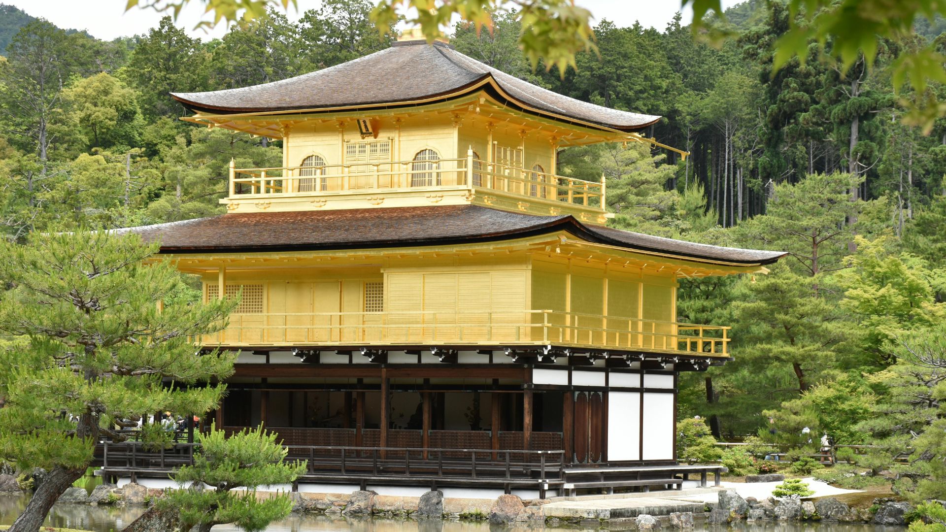 Kinkaku-ji refletindo no lago