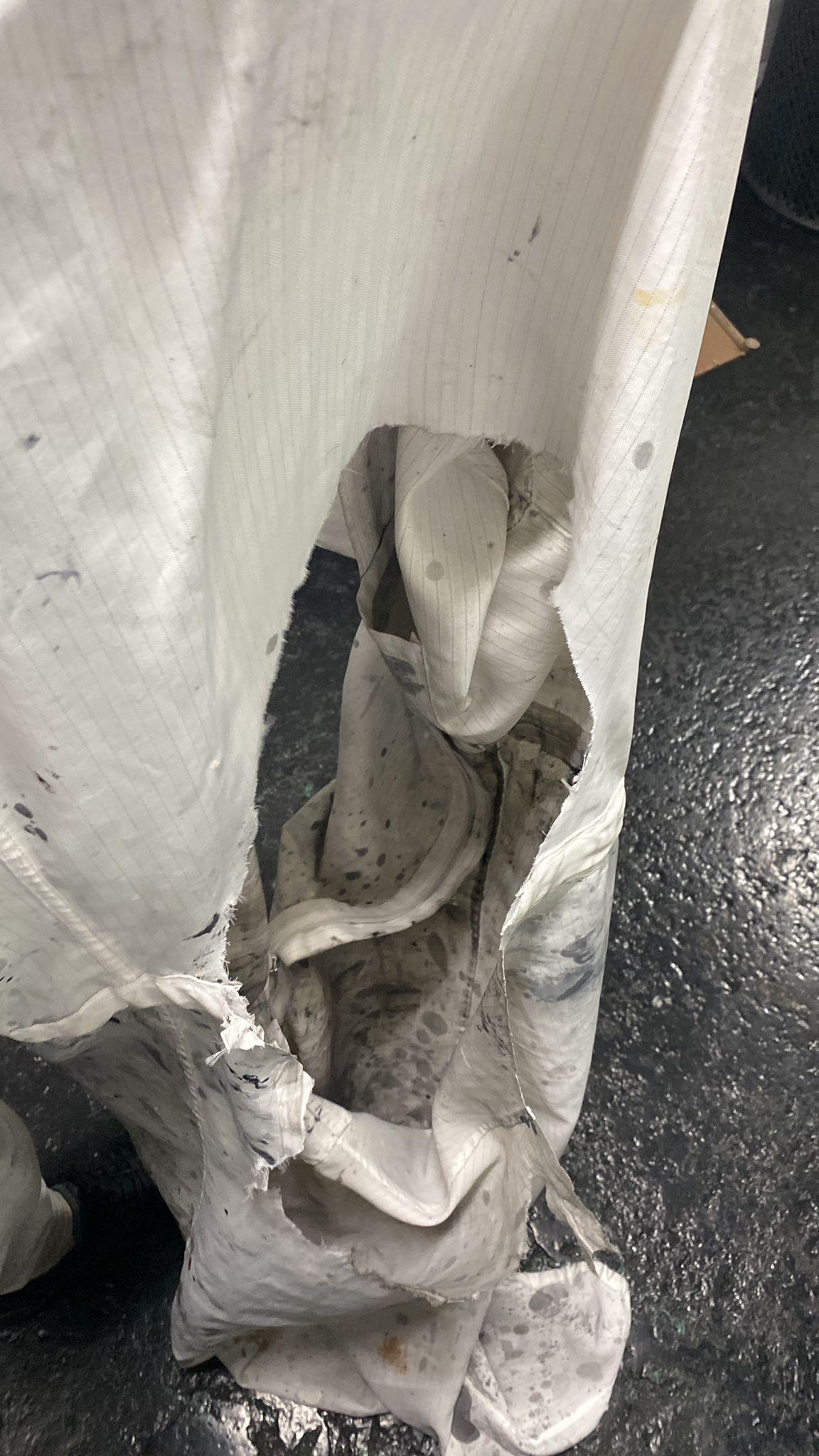 Uniforme rasgado após acidente na fábrica